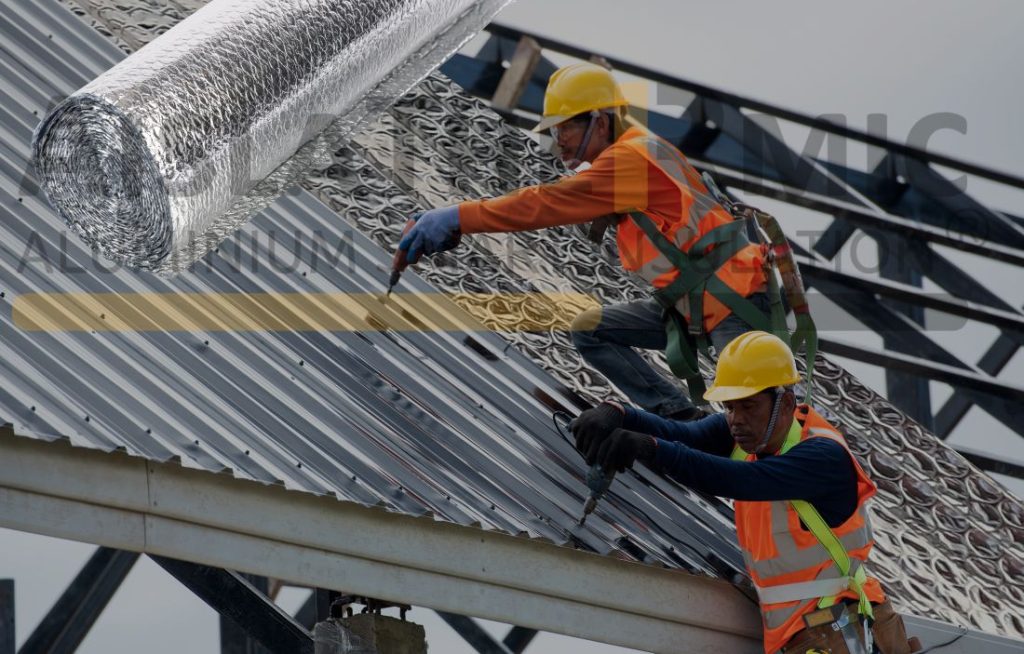 Instalación de aislante térmico Aislathermic bajo techo de chapa