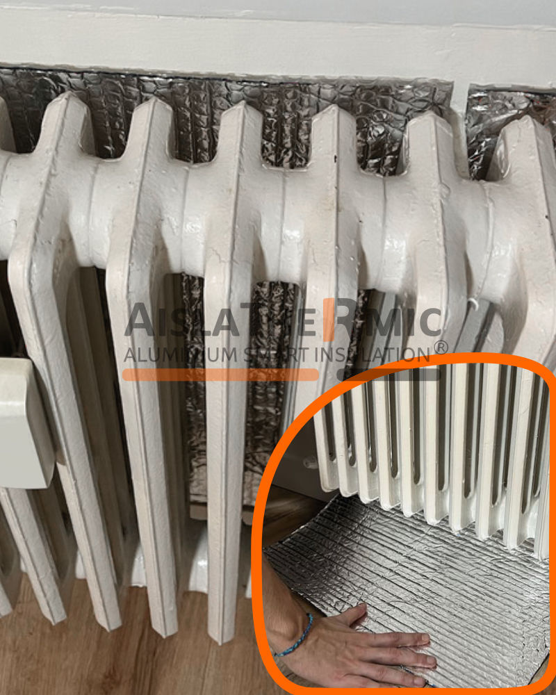 Aislante reflectivo colocado detrás de un radiador